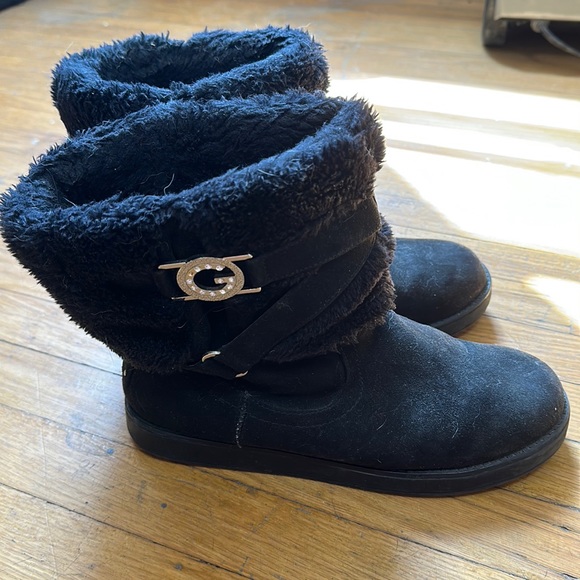 Women’s GBG By Guess Short Fur Faux Suede Boots With Rhinestone G Buckle 8.5 - Picture 3 of 5